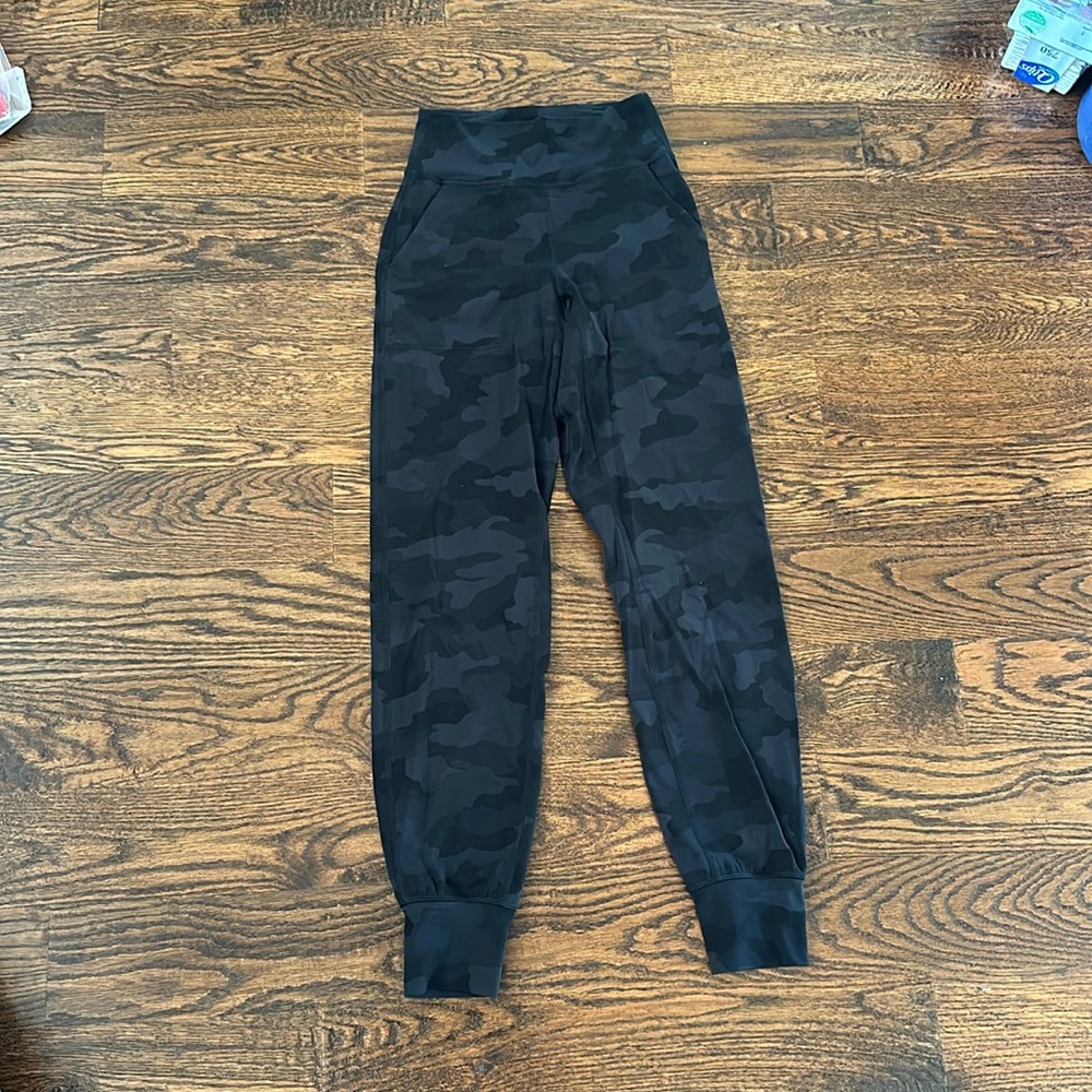 Lululemon Align High Rise Jogger, very good condition, black camo, size 2